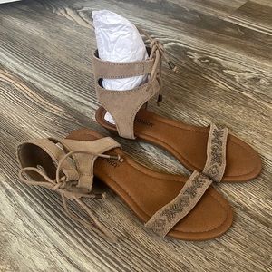 Minnetonka Low-Heel Sandals Size 5